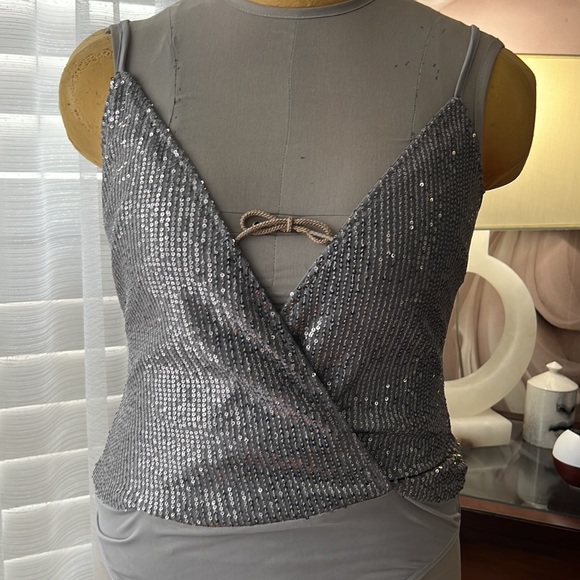 Boo Hoo Silver/Gray Sequined Faux Wrap Plunge Neck Strappy Bodysuit Small NWT - Picture 6 of 6